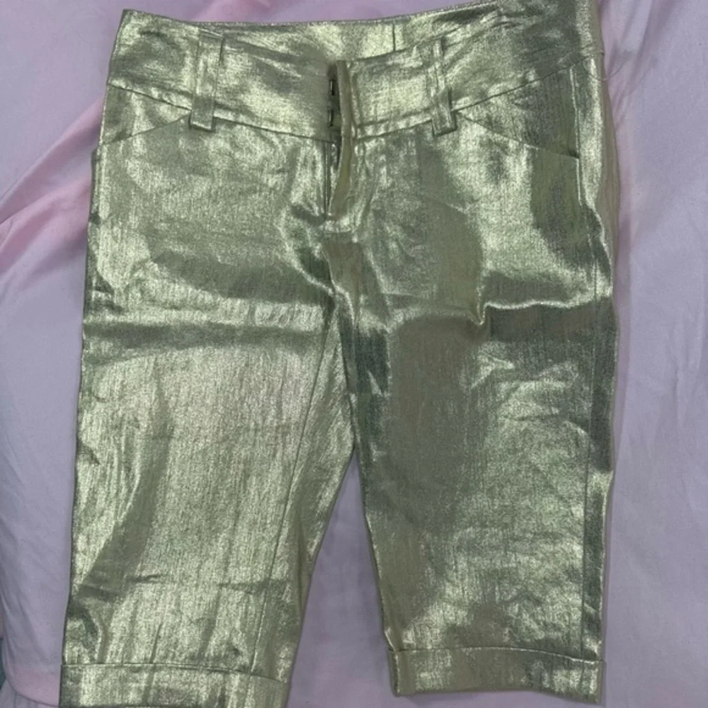 Alice + Olivia shimmery shiny metallic gold linen cotton Bermuda designer shorts